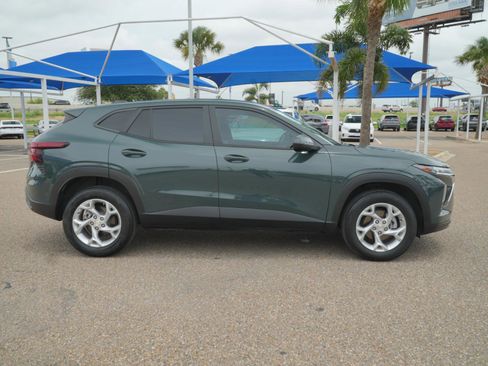 Used 2025 Chevrolet Trax LS w/ LS Convenience Package FWD image 4