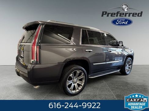 Used 2016 Cadillac Escalade Luxury AWD/4WD image 17