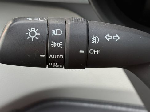 Used 2023 Toyota Sienna XLE FWD image 22