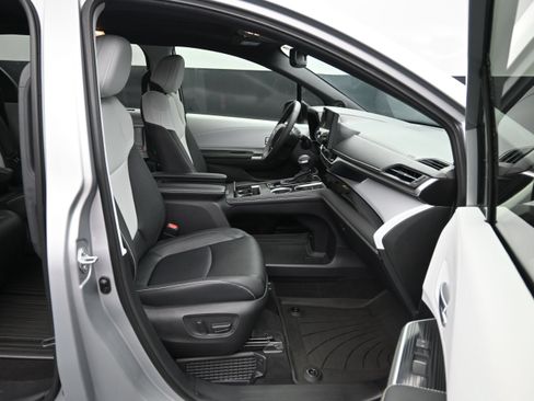 Used 2025 Toyota Sienna XSE w/ XSE Plus Package FWD image 11