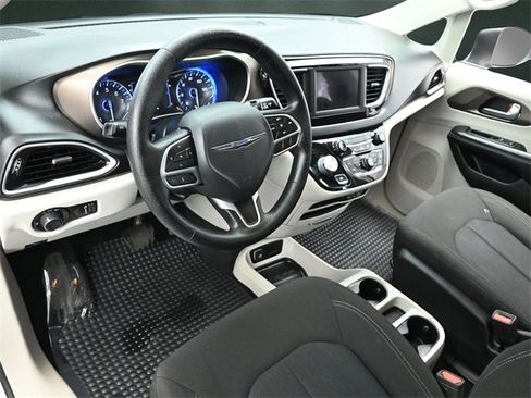 Used 2021 Chrysler Voyager L image 10