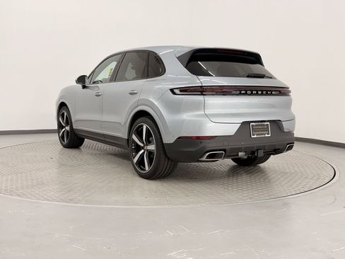 Used 2025 Porsche Cayenne AWD/4WD image 3