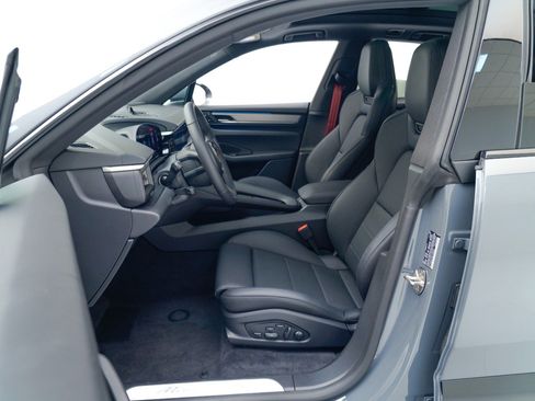 New 2025 Porsche Macan 4S Electric image 18