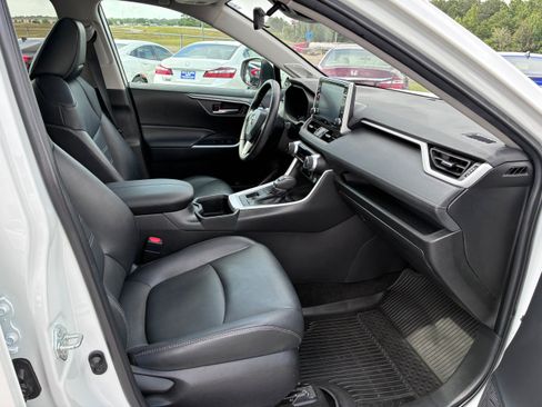Used 2022 Toyota RAV4 XLE Premium AWD/4WD image 9