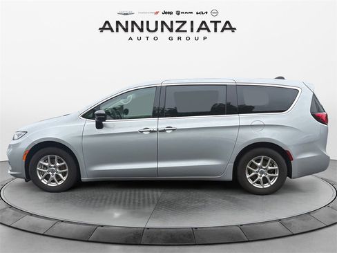 Used 2024 Chrysler Pacifica Touring-L image 2