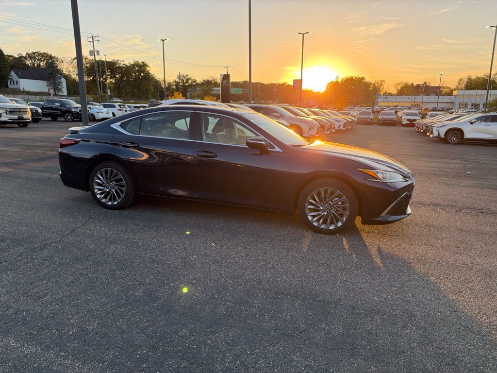 Used 2025 Lexus ES 350 w/ Luxury Package FWD image 11
