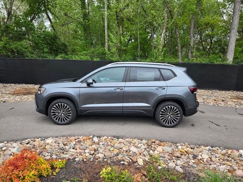 New 2026 Volkswagen Taos SE FWD image 2