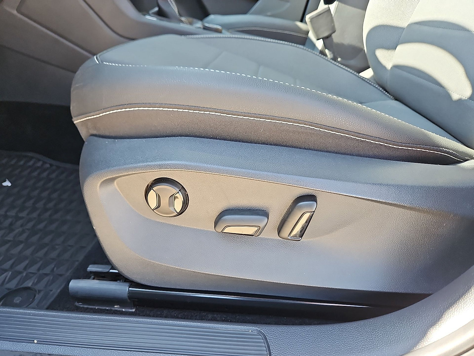 Certified 2024 Volkswagen Taos SE AWD/4WD image 17
