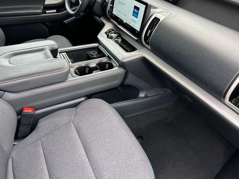 Used 2025 Ford Expedition Active AWD/4WD image 19