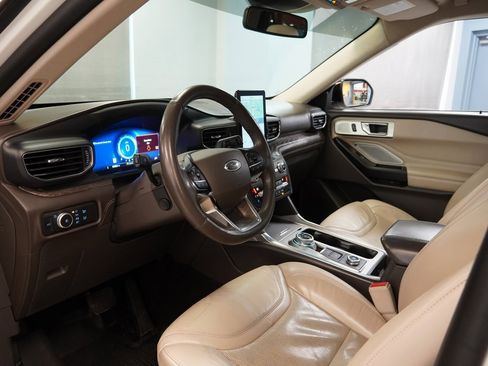 Used 2020 Ford Explorer Platinum w/ Premium Technology Package image 3