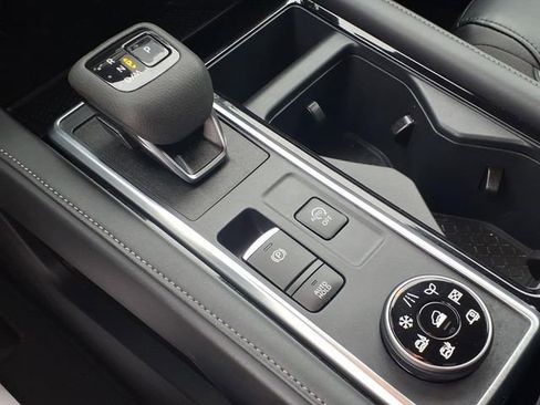 Used 2025 Nissan Pathfinder SL image 10