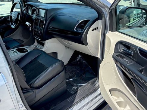 Used 2019 Dodge Grand Caravan SXT image 27