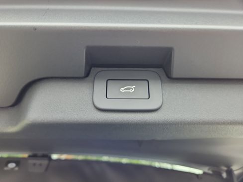 Used 2025 Land Rover Discovery S image 14