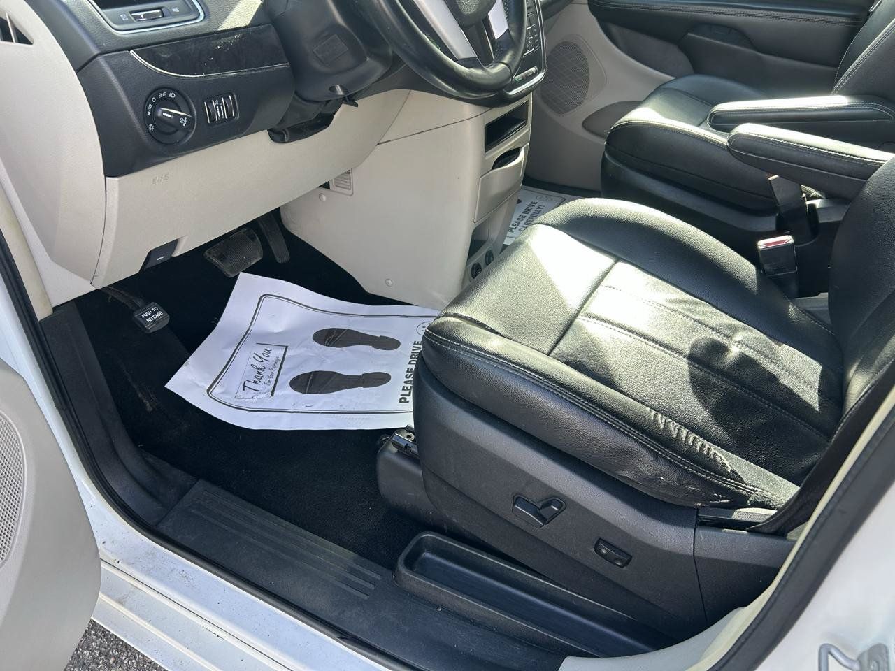 Used 2015 Chrysler Town & Country Touring FWD image 10