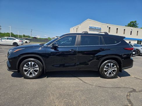 Used 2023 Toyota Highlander XLE AWD/4WD image 8