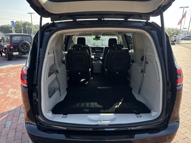 Used 2023 Chrysler Pacifica Touring-L FWD image 27