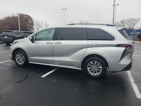 Certified 2024 Toyota Sienna XLE image 4