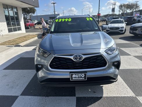 Used 2024 Toyota Highlander XLE image 2