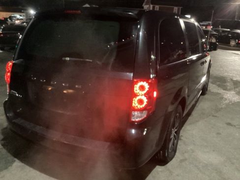 Used 2017 Dodge Grand Caravan SE image 2