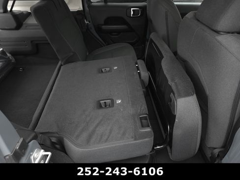 Used 2025 Jeep Wrangler Sahara image 32