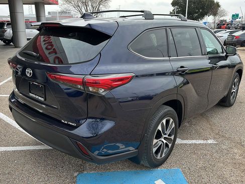 Used 2022 Toyota Highlander XLE image 3