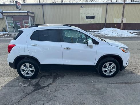 Used 2018 Chevrolet Trax LT w/ LT Convenience Package image 4