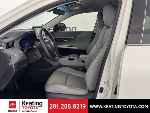 Used 2022 Toyota Venza XLE image 12