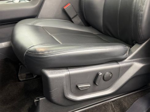 Used 2022 Ford Expedition XLT image 18