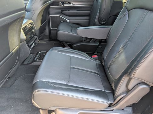 Used 2024 Jeep Wagoneer L Series II w/ Premium Group I image 7