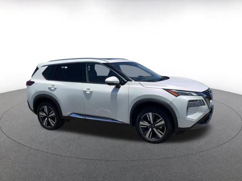 Used 2023 Nissan Rogue SL w/ SL Premium Package image 2