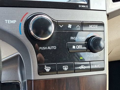 Used 2015 Toyota Venza LE AWD/4WD image 17