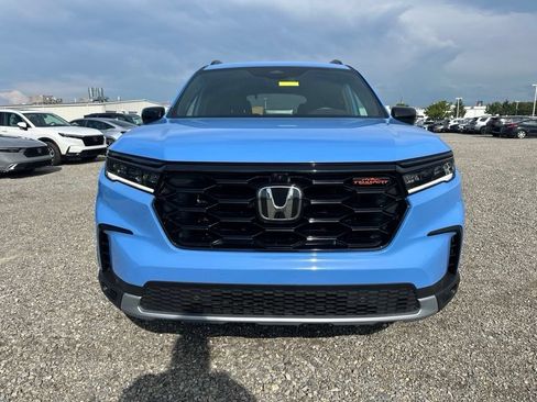 Used 2025 Honda Pilot TrailSport image 2