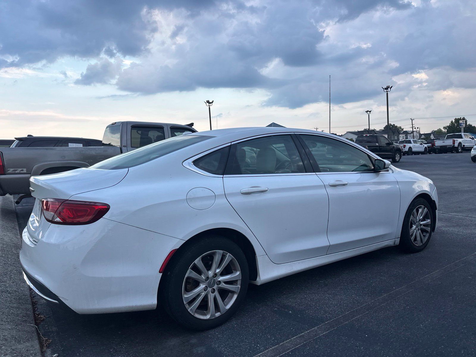 Used 2016 Chrysler 200 Limited w/ Convenience Group FWD image 4