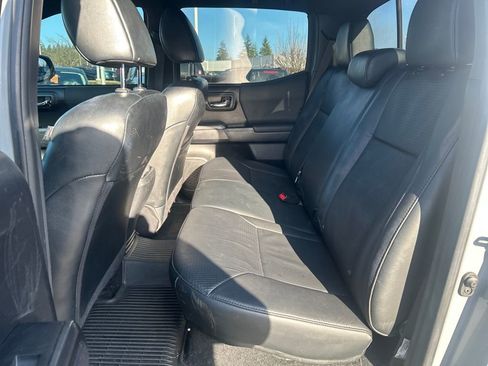 Used 2020 Toyota Tacoma TRD Off-Road image 9