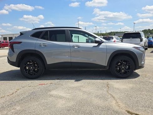 Used 2024 Chevrolet Trax LT w/ LT Convenience Package FWD image 6