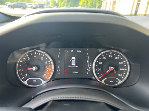 Used 2023 Jeep Renegade Latitude w/ Premium Group AWD/4WD image 14