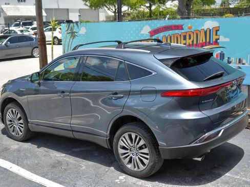 Used 2021 Toyota Venza XLE image 6