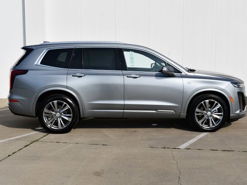 Used 2025 Cadillac XT6 Premium Luxury image 4