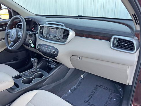 Used 2017 Kia Sorento LX image 13