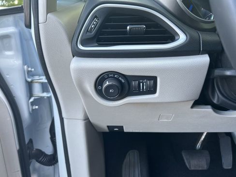 Used 2024 Chrysler Pacifica Touring-L FWD image 24