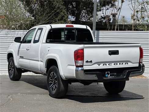 Used 2017 Toyota Tacoma SR5 image 3