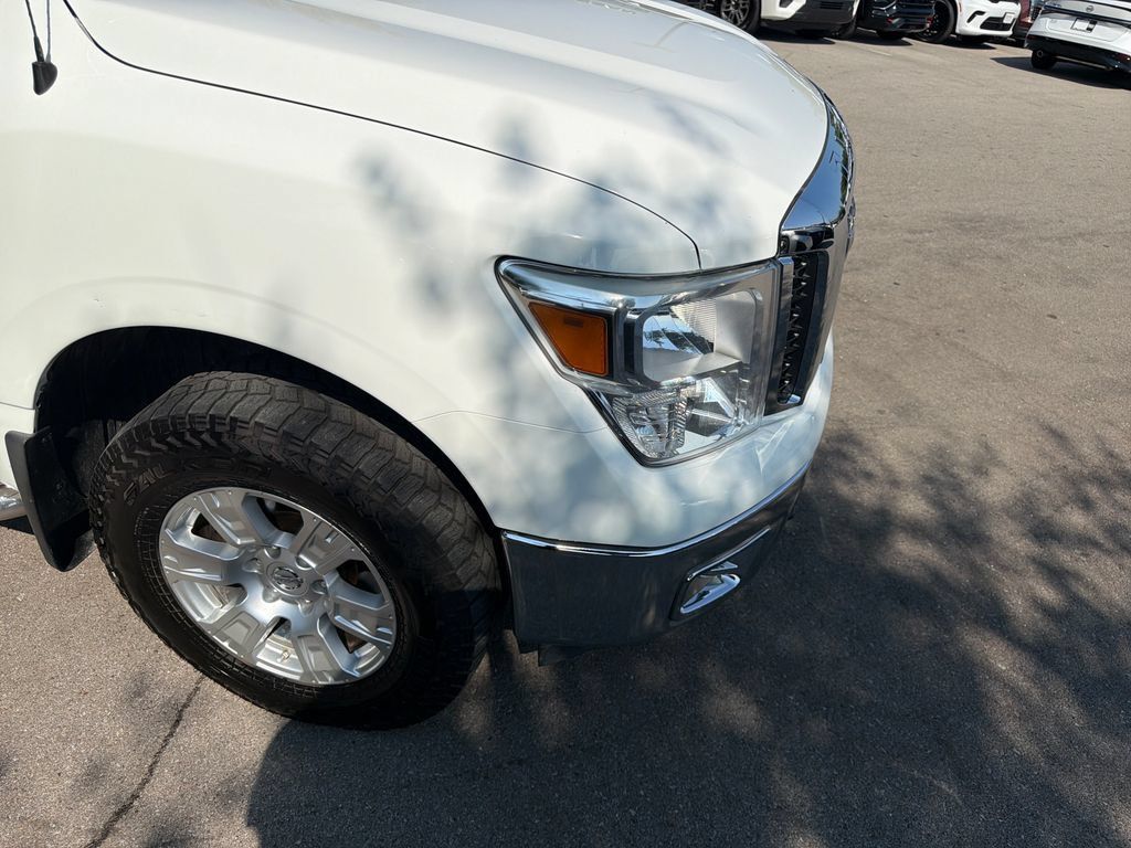 Used 2018 Nissan Titan SV AWD/4WD image 46