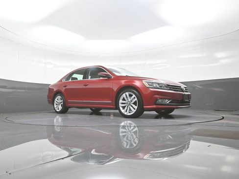 Used 2017 Volkswagen Passat 1.8T SEL Premium FWD image 9