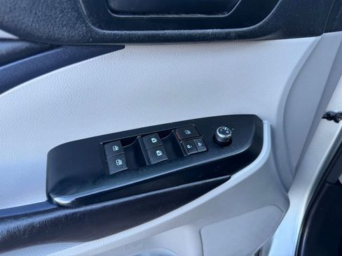 Used 2017 Toyota Highlander LE image 28