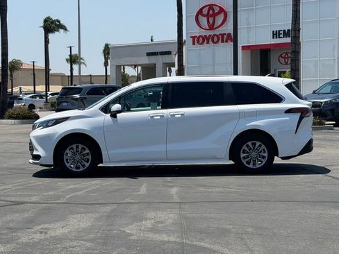 Used 2026 Toyota Sienna LE FWD image 9