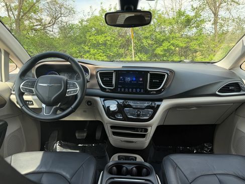 Used 2017 Chrysler Pacifica Touring-L image 36