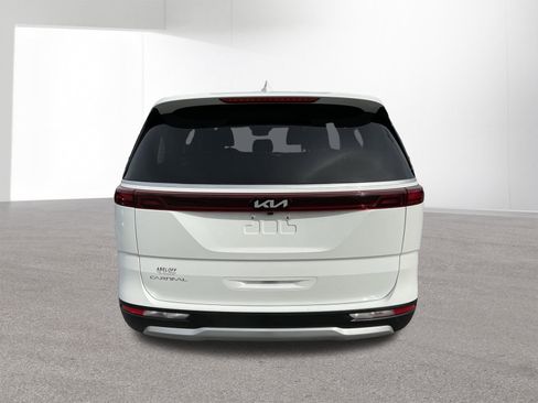 Used 2024 Kia Carnival LX FWD image 4