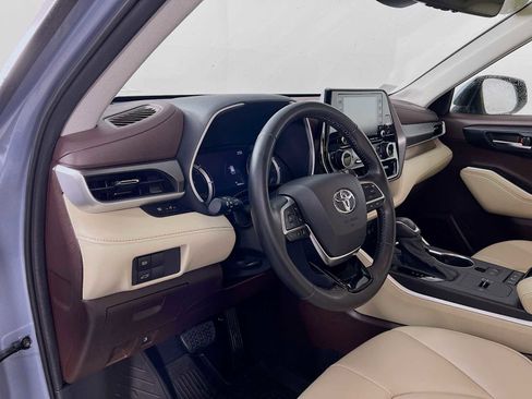 Used 2021 Toyota Highlander XLE image 9