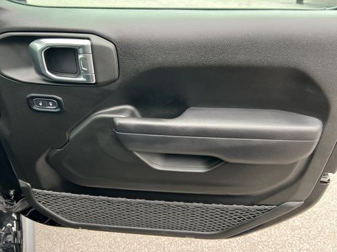 Used 2025 Jeep Wrangler Rubicon w/ Convenience Group image 14