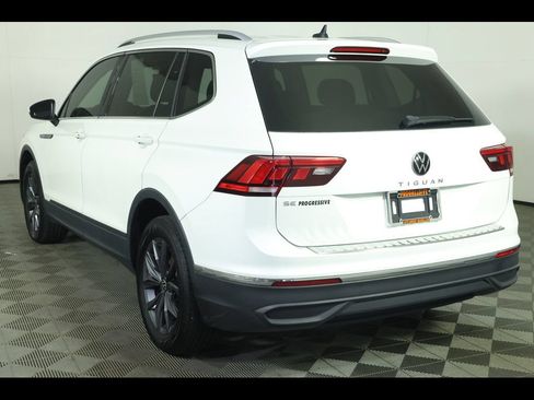 Used 2023 Volkswagen Tiguan SE w/ Panoramic Sunroof Package FWD image 16